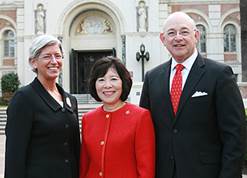 USC Trustee Ronald Sugar, his wife Valerie, and Dean Catherine Quinlan